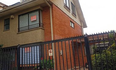 Casa en arriendo c/ estacionamiento en La Florida Alto