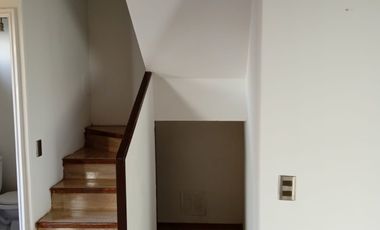 CASA 2 PISOS 3 DORMITORIOS 2 BAÑOS  ESTACIONAMIENTO PATIO