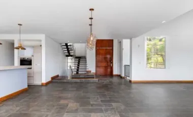 Casa con 450 m² de tres niveles en unidad cerrada en el tablazo