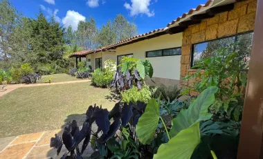 Casa campestre de 330 m² , 4 habitaciones ubicada en quirama