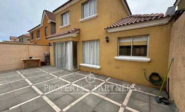 Hermosa y amplia casa en condominio sector norte.