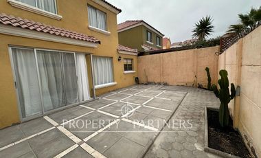 Hermosa y amplia casa en condominio sector norte.