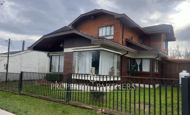 Casa en excelente ubicación.