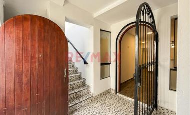 Casa Con 3 Departamentos – Excelente Oportunidad De Inversión