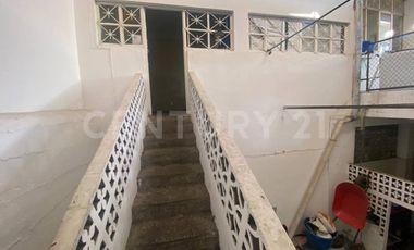 Casa en Venta con Uso Habitacional y Comercial en Centro Nicolás Bravo