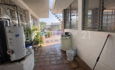 Casa en Venta con Uso Habitacional y Comercial en Centro Nicolás Bravo
