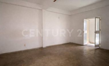 Casa en Venta con Uso Habitacional y Comercial en Centro Nicolás Bravo