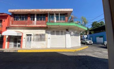 Casa en Venta con Uso Habitacional y Comercial en Centro Nicolás Bravo