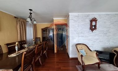 SE VENDE CASA 2D/2B, CON PIEZAS Y DEPTOS. INTERIOR