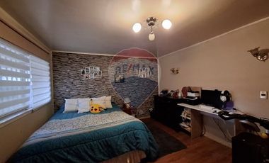 SE VENDE CASA 2D/2B, CON PIEZAS Y DEPTOS. INTERIOR