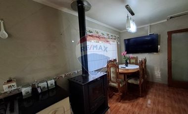 SE VENDE CASA 2D/2B, CON PIEZAS Y DEPTOS. INTERIOR