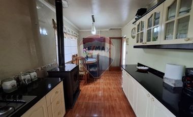 SE VENDE CASA 2D/2B, CON PIEZAS Y DEPTOS. INTERIOR