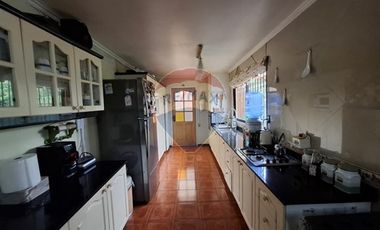 SE VENDE CASA 2D/2B, CON PIEZAS Y DEPTOS. INTERIOR