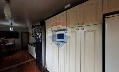 SE VENDE CASA 2D/2B, CON PIEZAS Y DEPTOS. INTERIOR