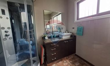 SE VENDE CASA 2D/2B, CON PIEZAS Y DEPTOS. INTERIOR