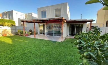 Oportunidad, luminosa casa Sta. Elena, Chicureo