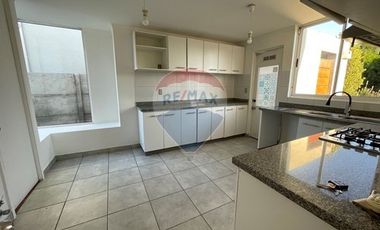 Oportunidad, luminosa casa Sta. Elena, Chicureo