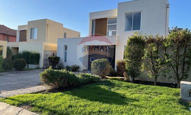 Oportunidad, luminosa casa Sta. Elena, Chicureo