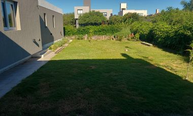 Casa en Alquiler en Las Cañitas Barrio Privado . 3 dormitorios. Amoblada