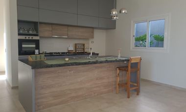 Casa en Alquiler en Las Cañitas Barrio Privado . 3 dormitorios. Amoblada