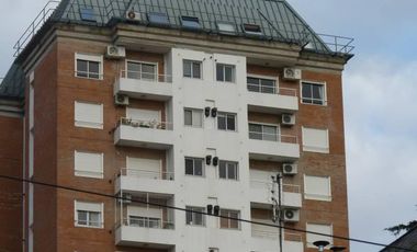 Amplisimo departamento en duplex con  espectacular vista al rio. Vigilancia