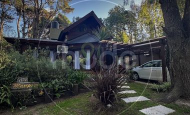Chalet con cochera en Costa del Este - Calle Claveles e/ Pensamientos y Lilas al 1242