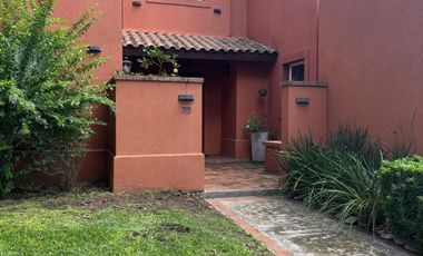 Casa de 4 Dormitorios en Alquiler en Santa María de los Olivos