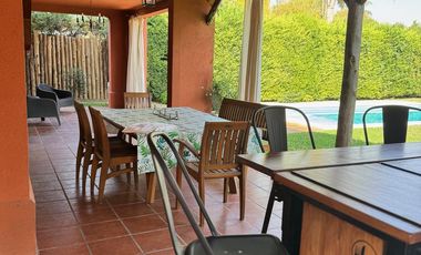 Casa de 4 Dormitorios en Alquiler en Santa María de los Olivos