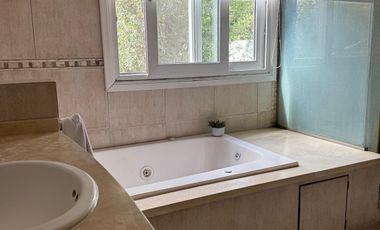 Casa de 4 Dormitorios en Alquiler en Santa María de los Olivos