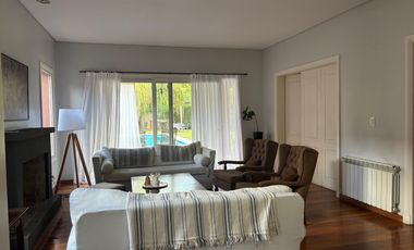 Casa de 4 Dormitorios en Alquiler en Santa María de los Olivos