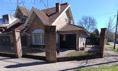 Casa en venta en Burzaco con pileta