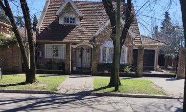 Casa en venta en Burzaco con pileta