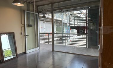 VENTA LOCAL 64 M2  