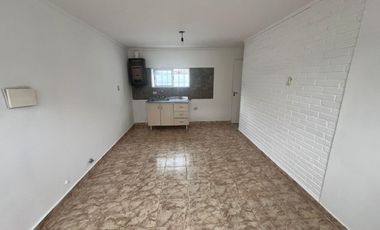 Departamento en alquiler permanente de  2 dormitorios y patio