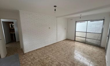 Departamento en alquiler permanente de  2 dormitorios y patio