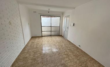Departamento en alquiler permanente de  2 dormitorios y patio