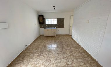 Departamento en alquiler permanente de  2 dormitorios y patio