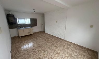 Departamento en alquiler permanente de  2 dormitorios y patio