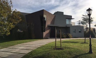 Alquiler Anual Casa 5 Amb. Barrio Santa Teresa Villanueva Tigre