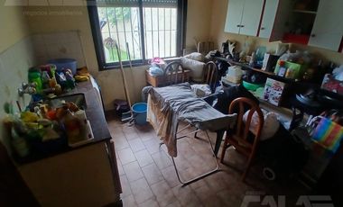 ALQUILER - Casa 6 ambientes en Castelar Norte con cocheras, amplio parque y quincho