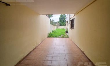 ALQUILER - Casa 6 ambientes en Castelar Norte con cocheras, amplio parque y quincho