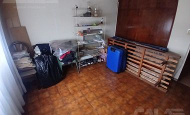 ALQUILER - Casa 6 ambientes en Castelar Norte con cocheras, amplio parque y quincho