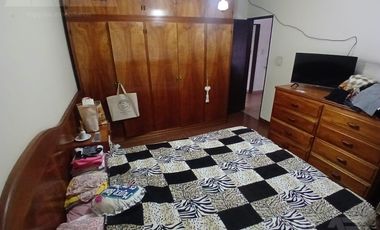 ALQUILER - Casa 6 ambientes en Castelar Norte con cocheras, amplio parque y quincho