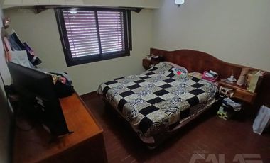 ALQUILER - Casa 6 ambientes en Castelar Norte con cocheras, amplio parque y quincho