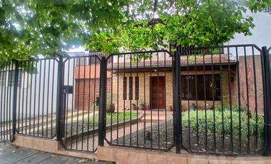 ALQUILER - Casa 6 ambientes en Castelar Norte con cocheras, amplio parque y quincho