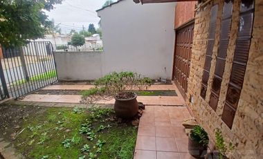 ALQUILER - Casa 6 ambientes en Castelar Norte con cocheras, amplio parque y quincho