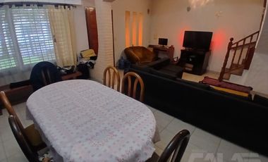 ALQUILER - Casa 6 ambientes en Castelar Norte con cocheras, amplio parque y quincho