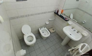 ALQUILER - Casa 6 ambientes en Castelar Norte con cocheras, amplio parque y quincho