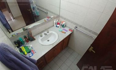 ALQUILER - Casa 6 ambientes en Castelar Norte con cocheras, amplio parque y quincho