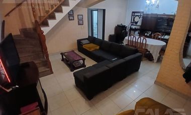 ALQUILER - Casa 6 ambientes en Castelar Norte con cocheras, amplio parque y quincho